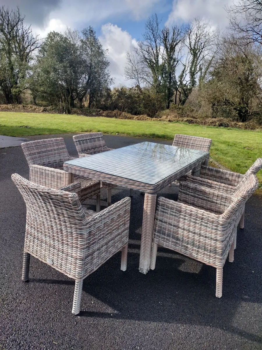 6 place Rattan glass topped table and chairs - Image 1