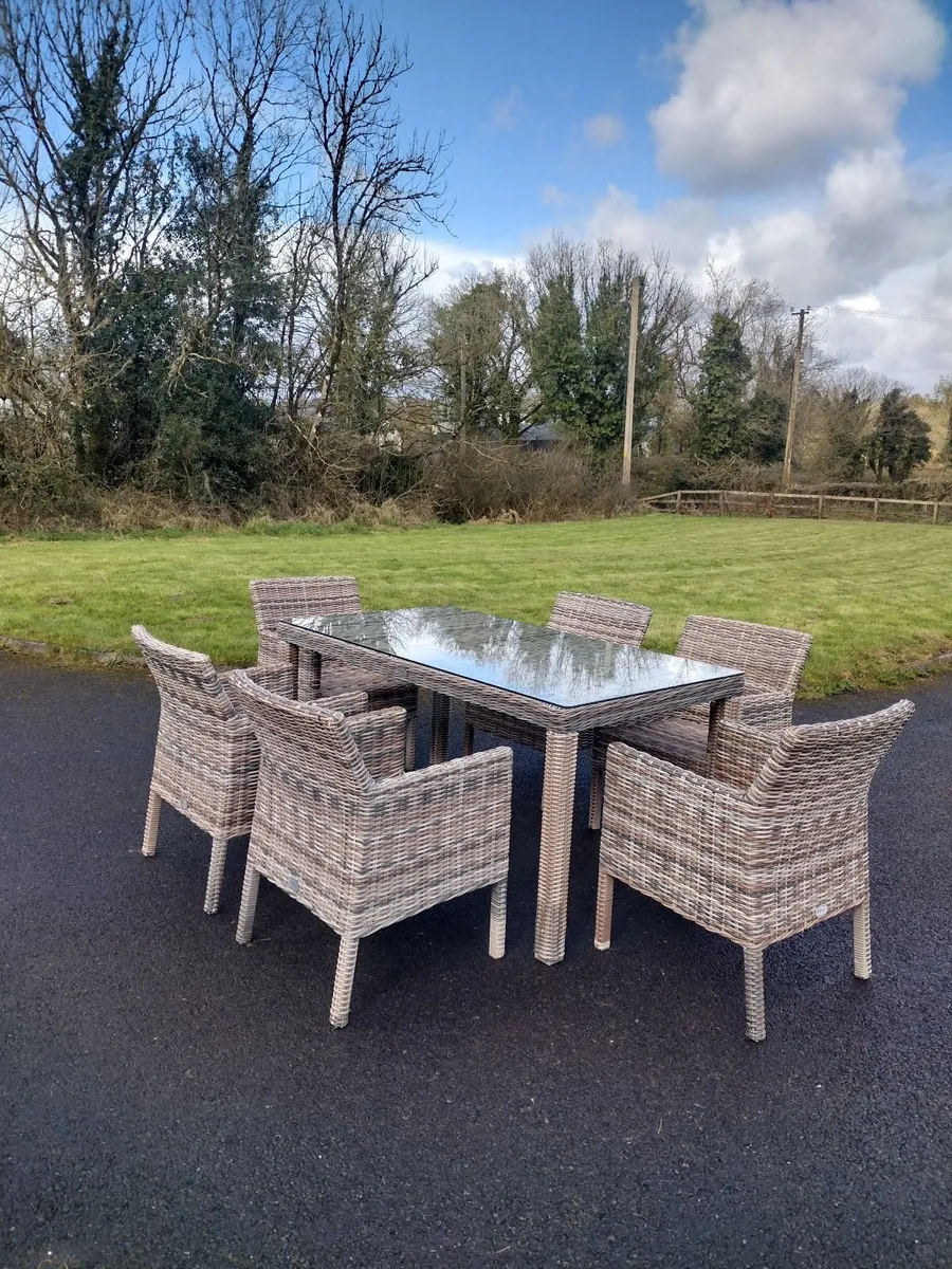 6 place Rattan glass topped table and chairs - Image 2