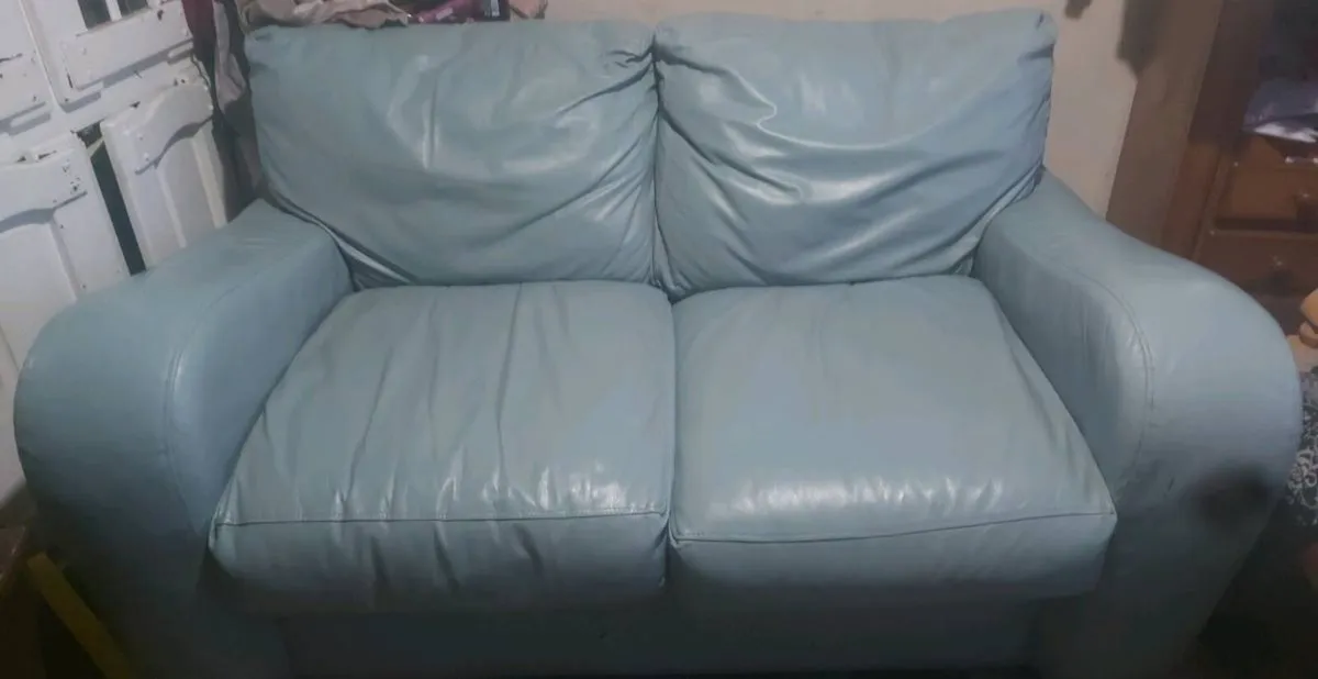2 seater leather couch - Image 1