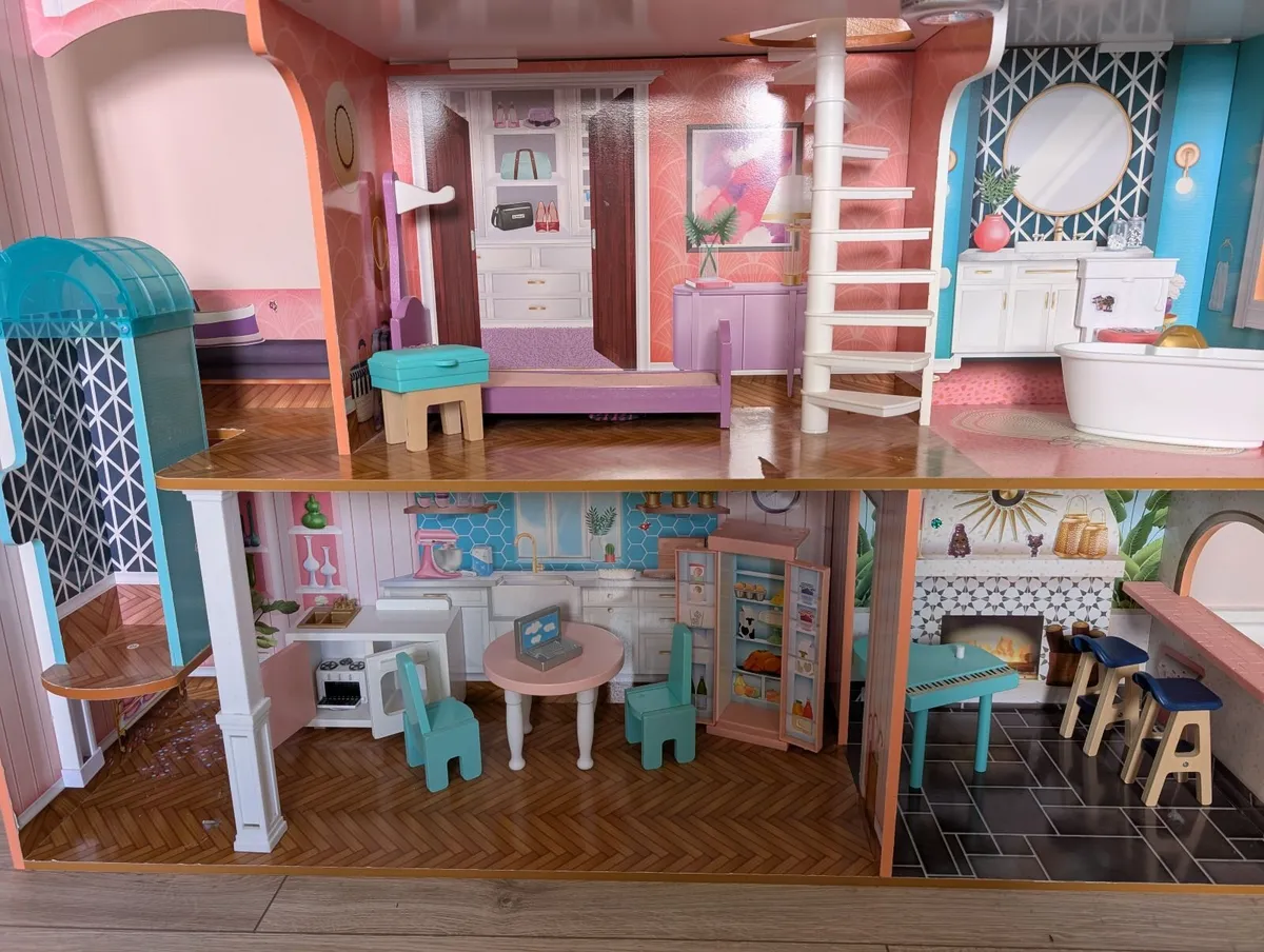 Large doll house with accessories - Image 4