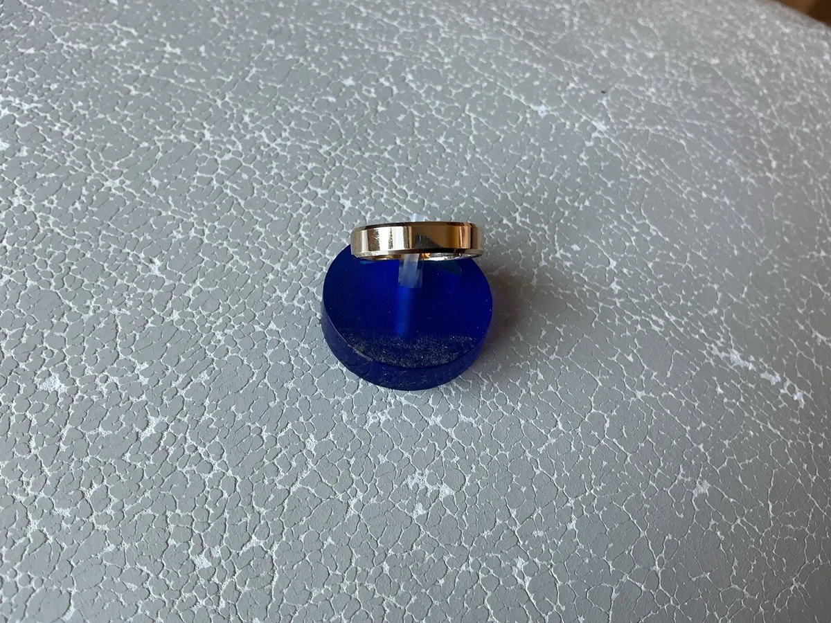 NEW 9ct SOLID GOLD RING. WILL LAST FOR MANY YEARS - Image 1