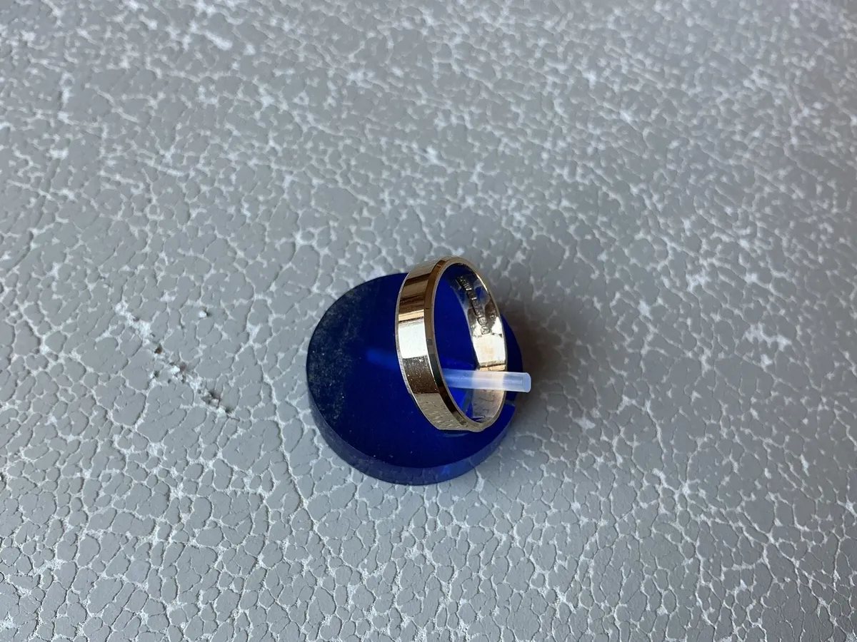 NEW 9ct SOLID GOLD RING. WILL LAST FOR MANY YEARS - Image 4