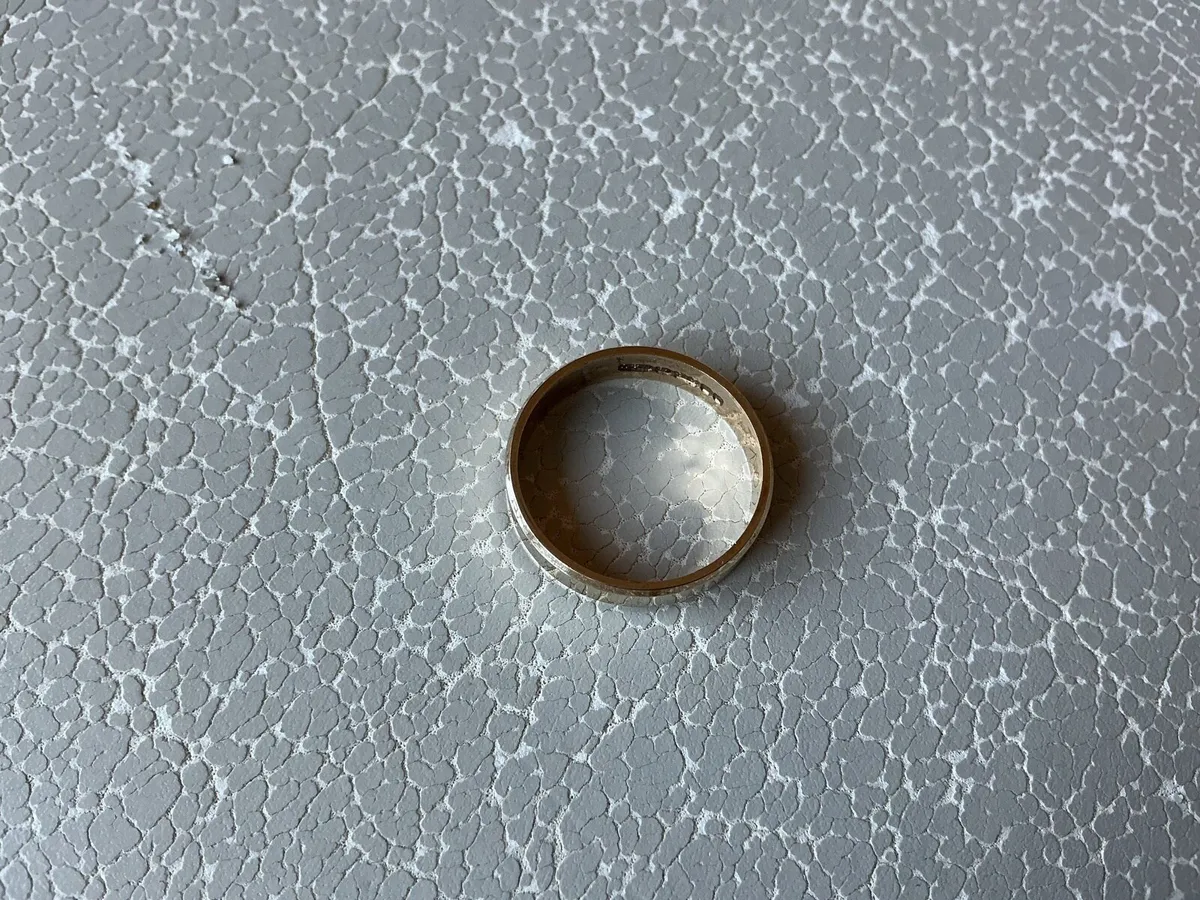 NEW 9ct SOLID GOLD RING. WILL LAST FOR MANY YEARS - Image 3