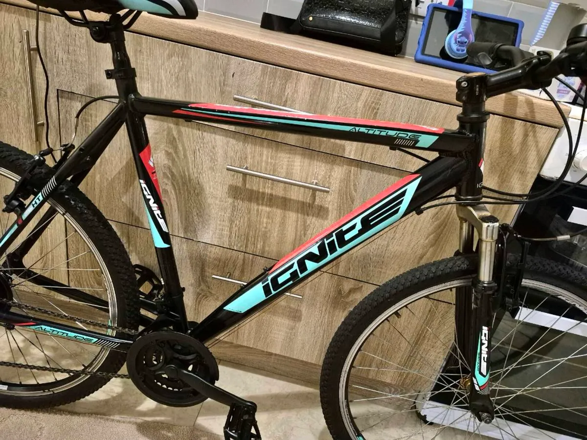 ADULTS MOUNTAIN BIKE. BLACK WITH NEON GREEN DECAL - Image 3