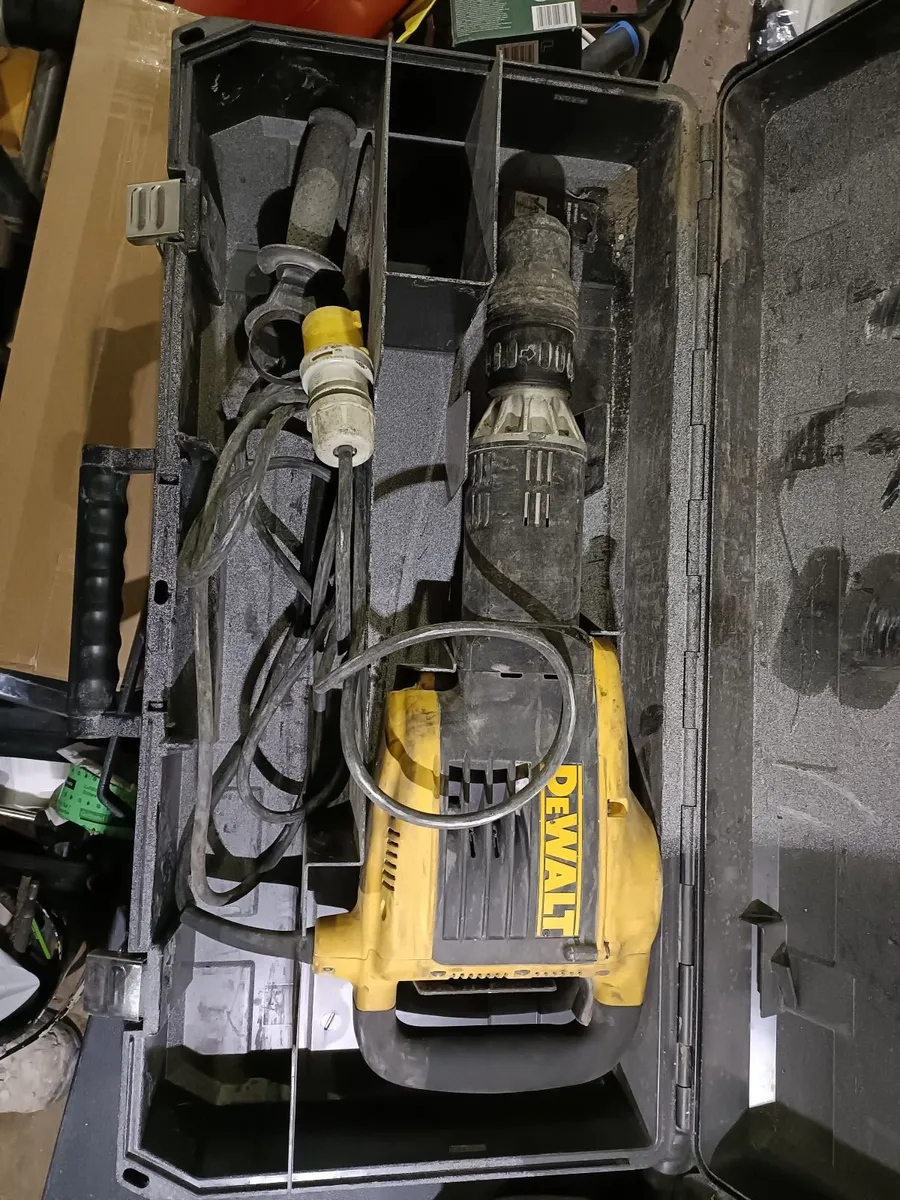 DeWalt demolition hammer - Image 1