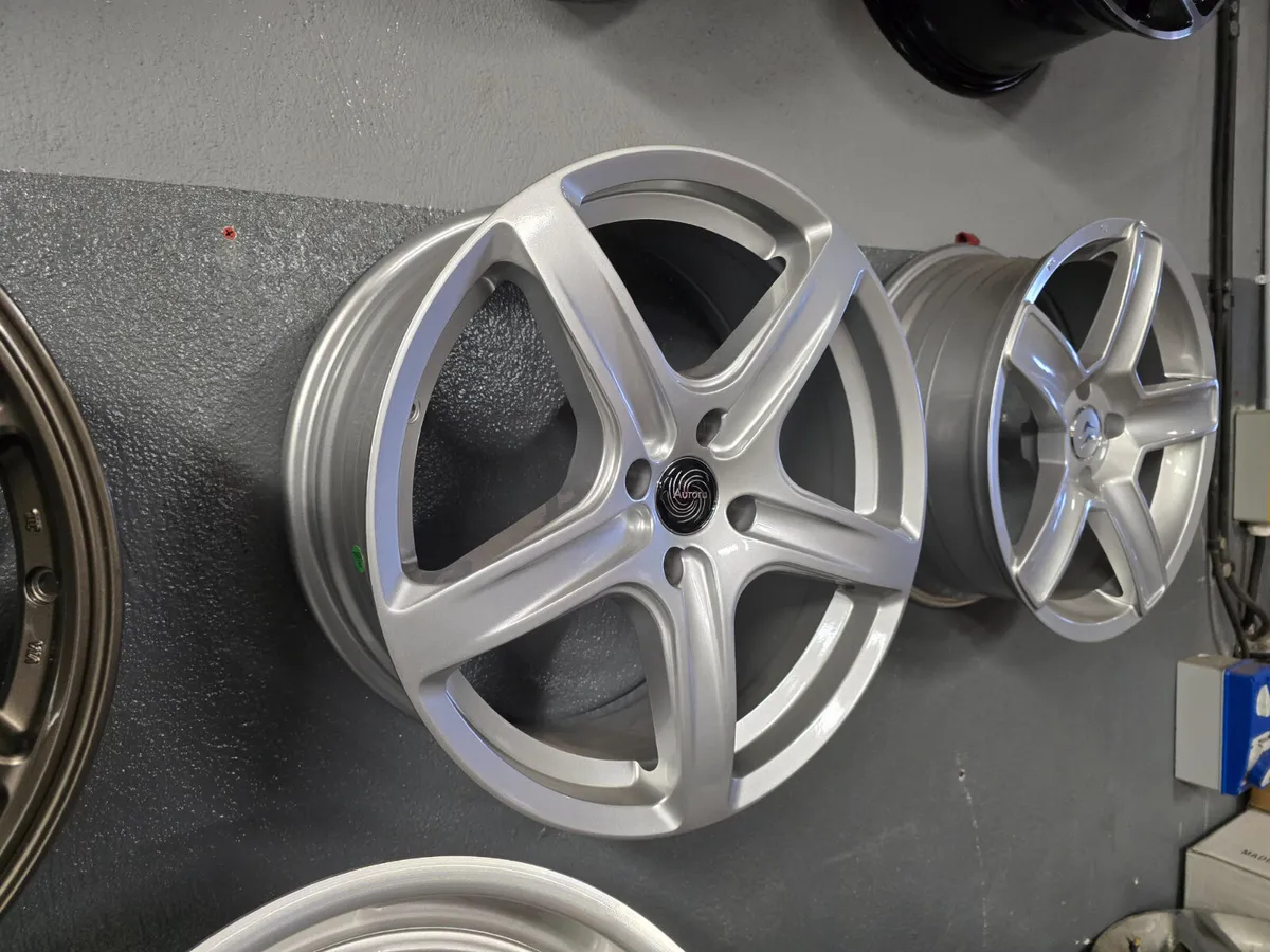 **Special** 18" Aurora AR418