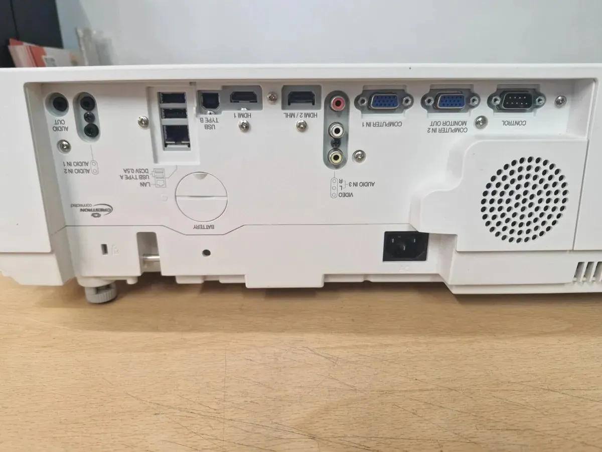 Hitachi Laser Ultra Short Throw - Image 2