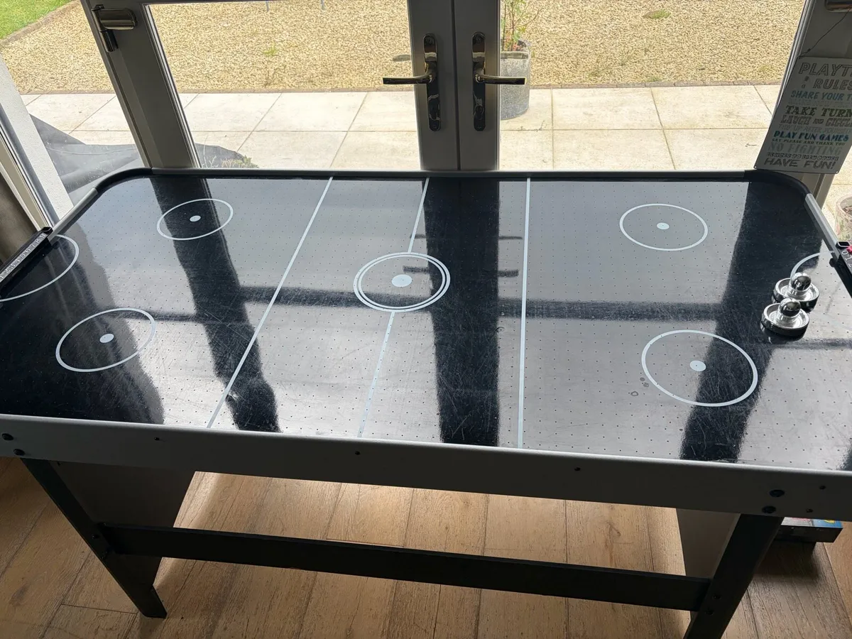 Air hockey table - Image 1