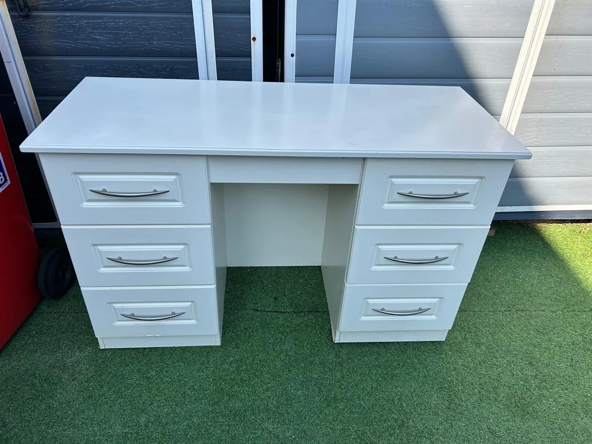 Dressing table - Image 1