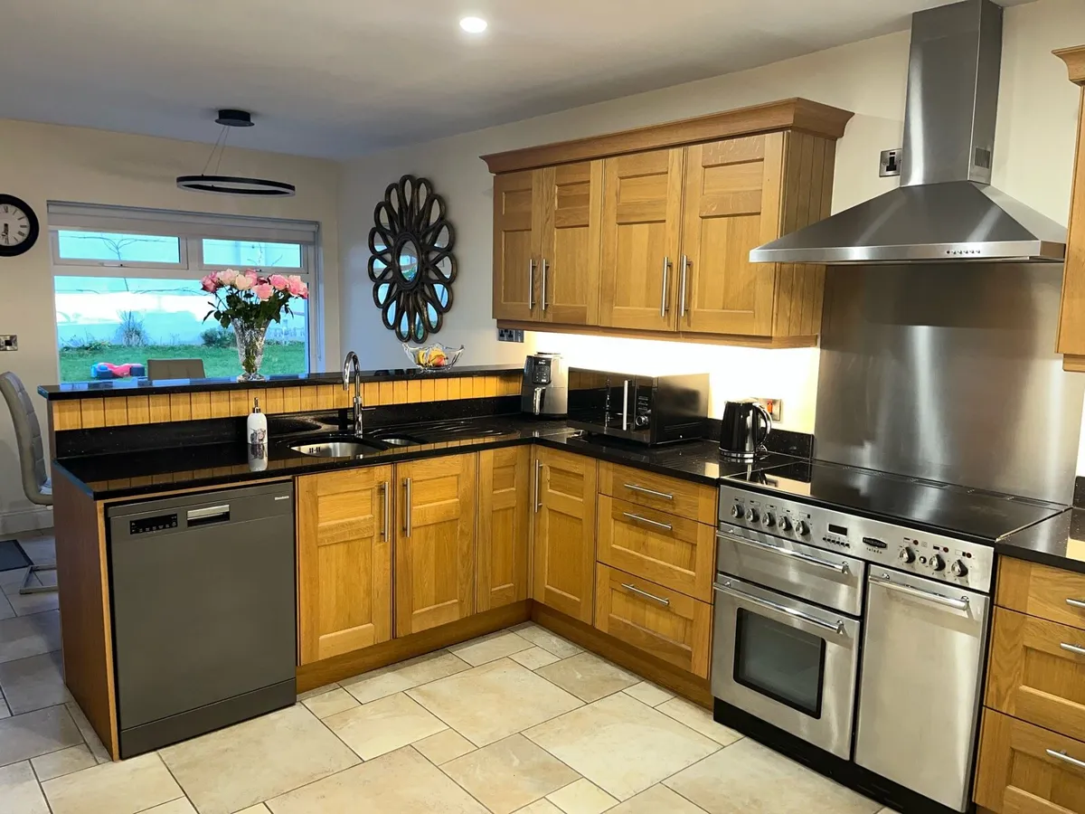 Kitchen - solid oak, Rangemaster oven & granite - Image 1