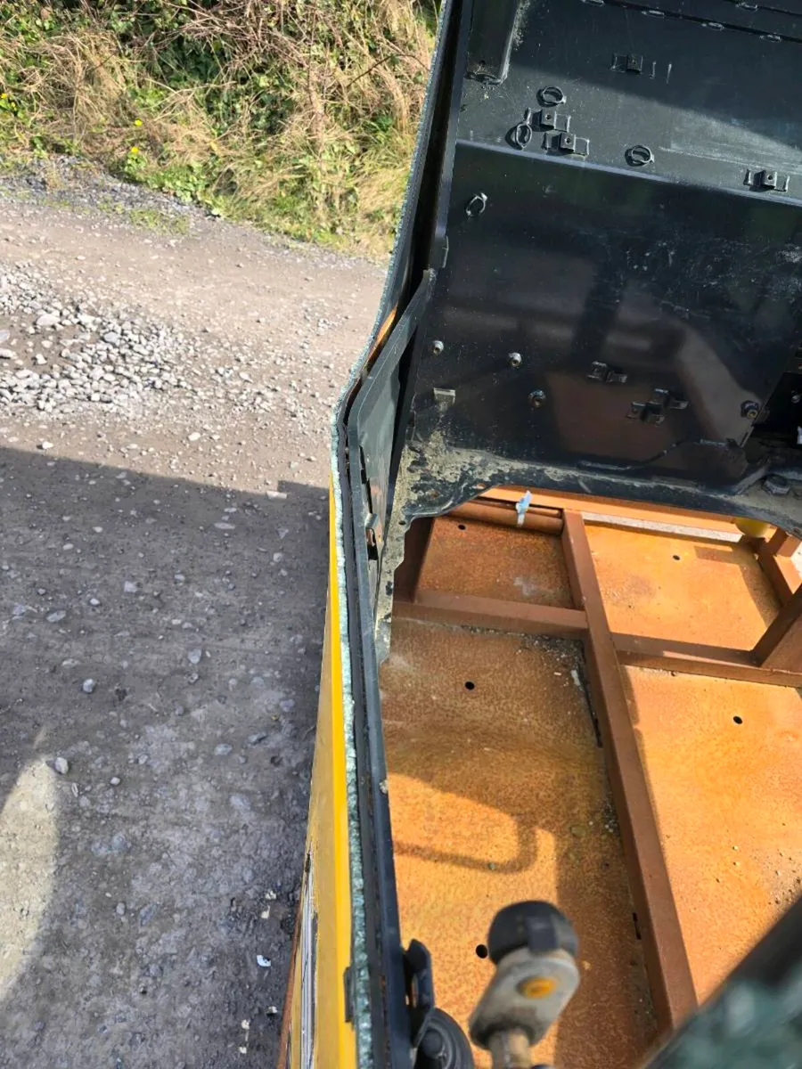 KOMATSU 228-11 CAB - Image 4