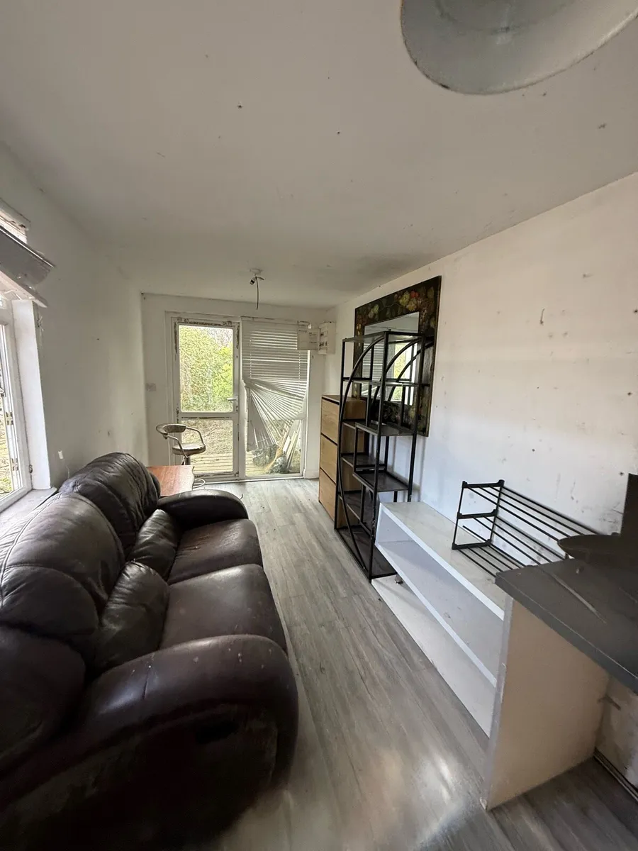 Shipping container - Image 1