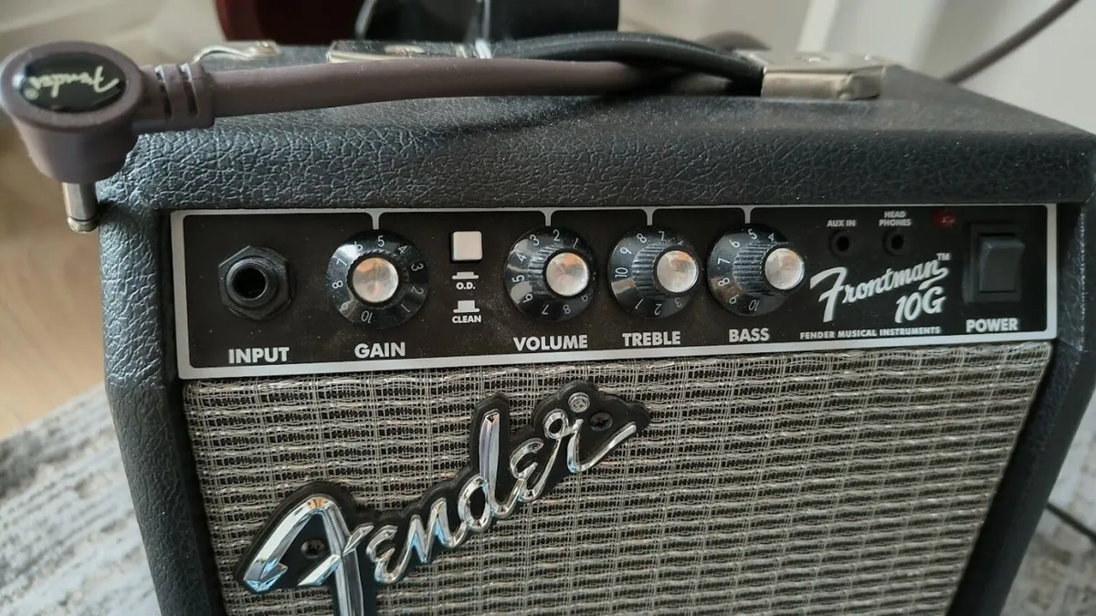 Fender Frontman 10G guitar amp - Image 1