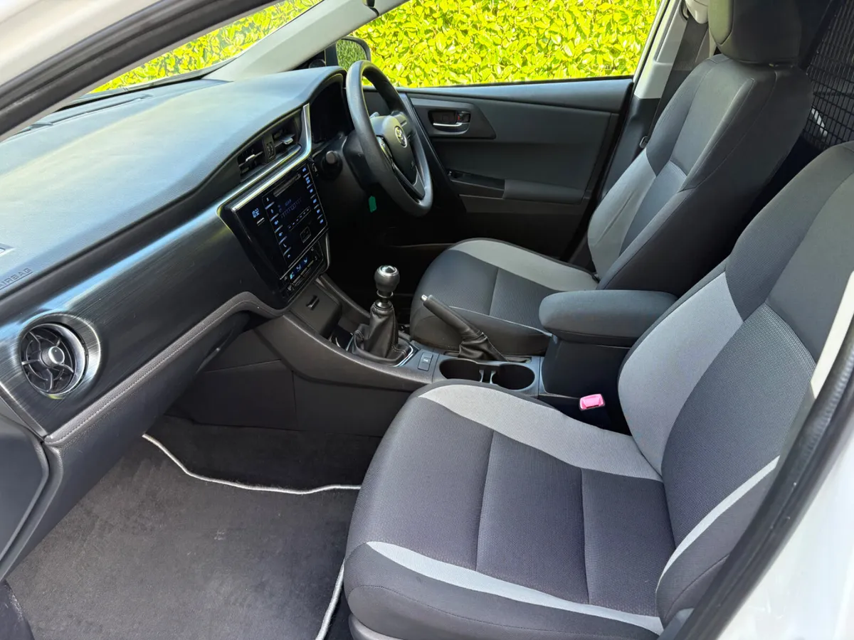 Toyota Auris 2016 Car/Van - Image 4