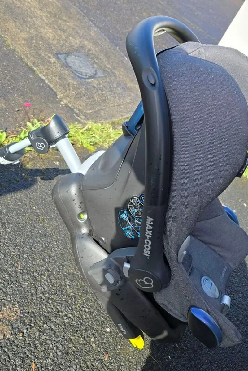 Maxi Cosi Isofix Easyfix base with seat - Image 3
