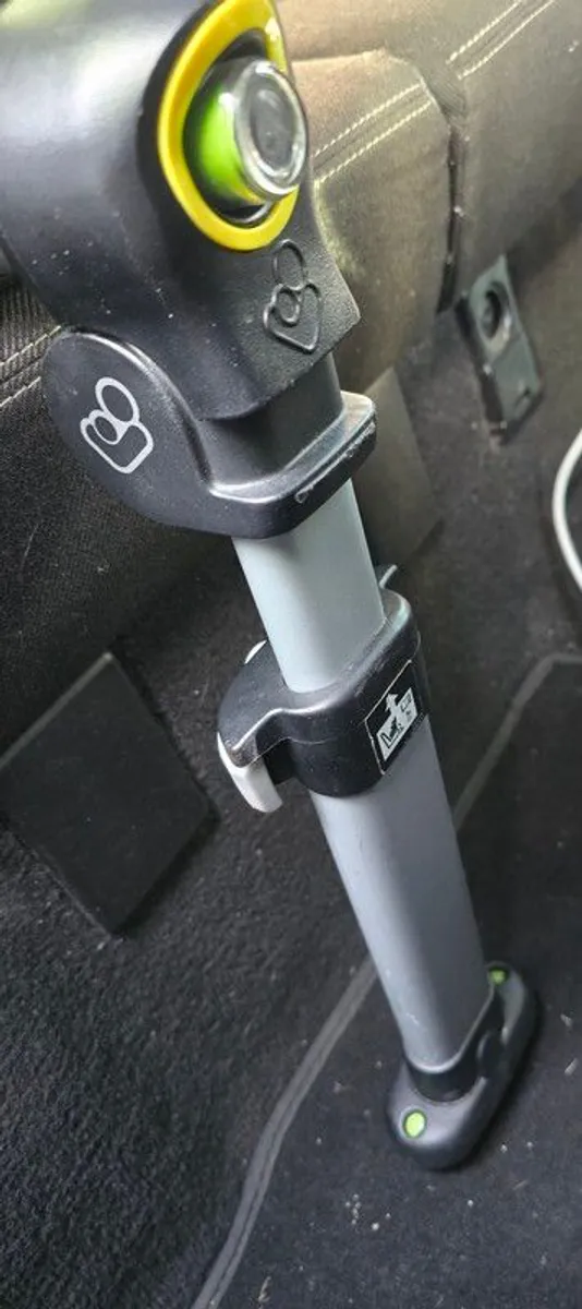 Maxi Cosi Isofix Easyfix base with seat - Image 4