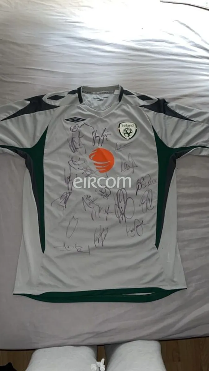 Signed Ireland jersey - Image 1