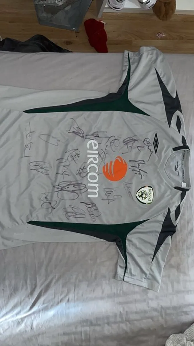 Signed Ireland jersey - Image 2