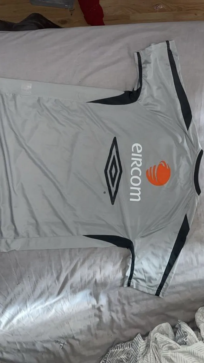 Signed Ireland jersey - Image 3