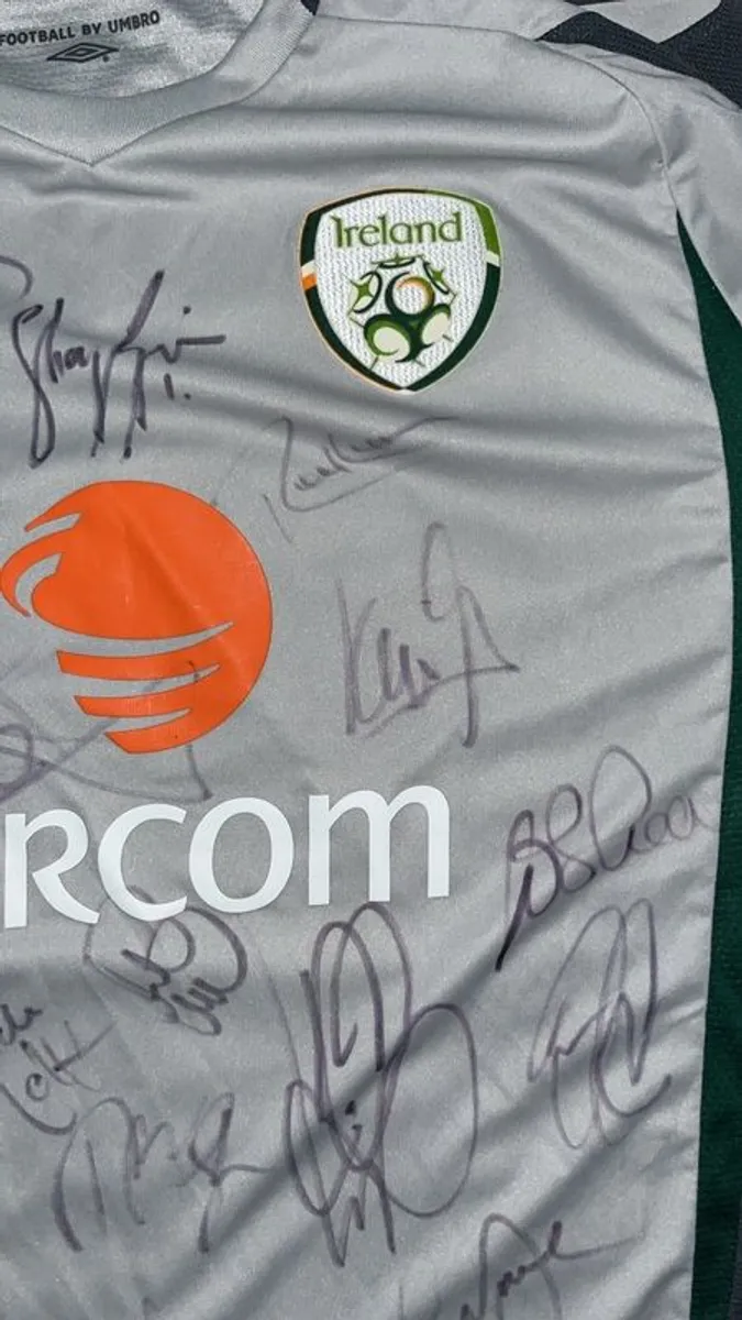 Signed Ireland jersey - Image 4