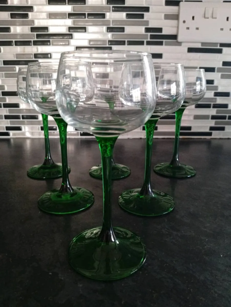 Vintage Luminarc emerald slender stem wine glasses - Image 1