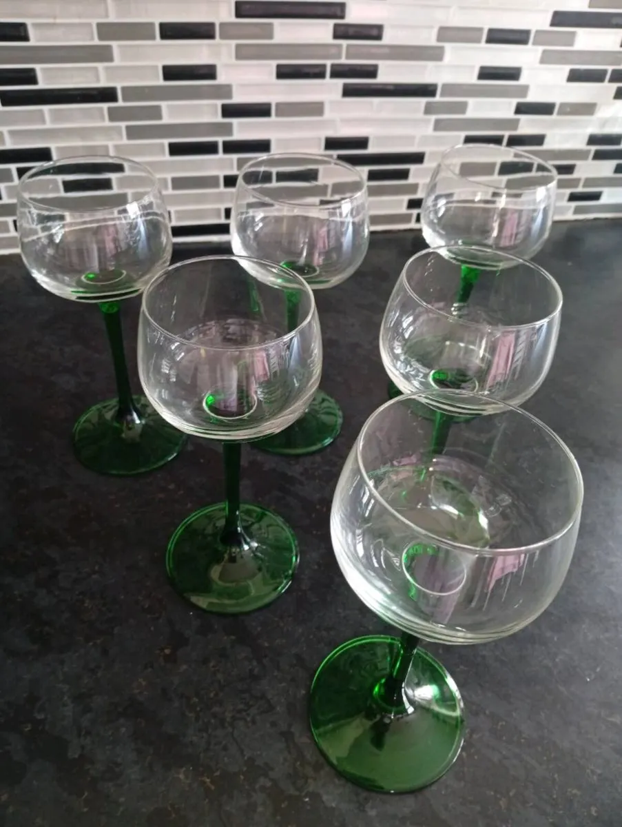Vintage Luminarc emerald slender stem wine glasses - Image 2