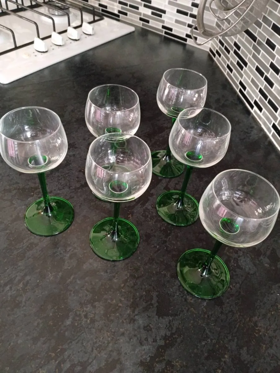 Vintage Luminarc emerald slender stem wine glasses - Image 3