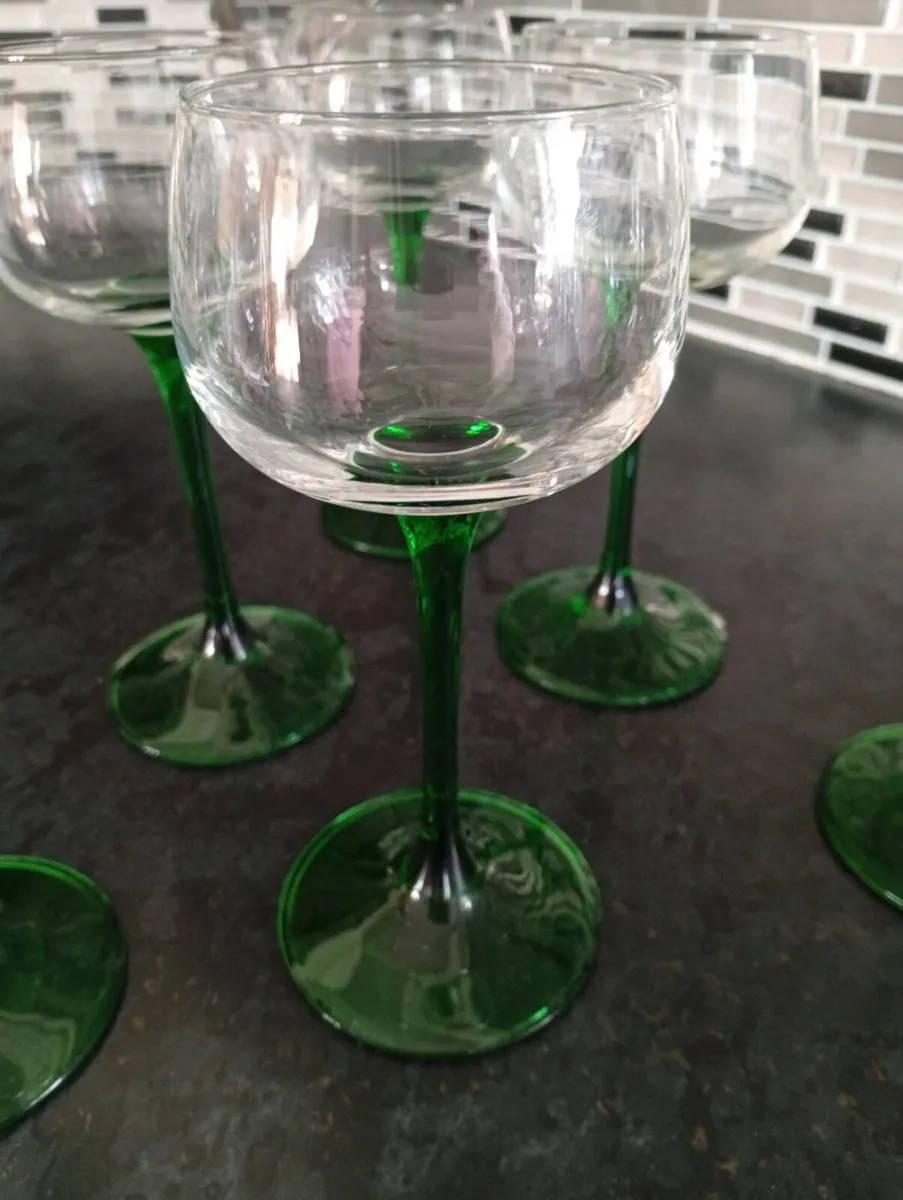 Vintage Luminarc emerald slender stem wine glasses - Image 4