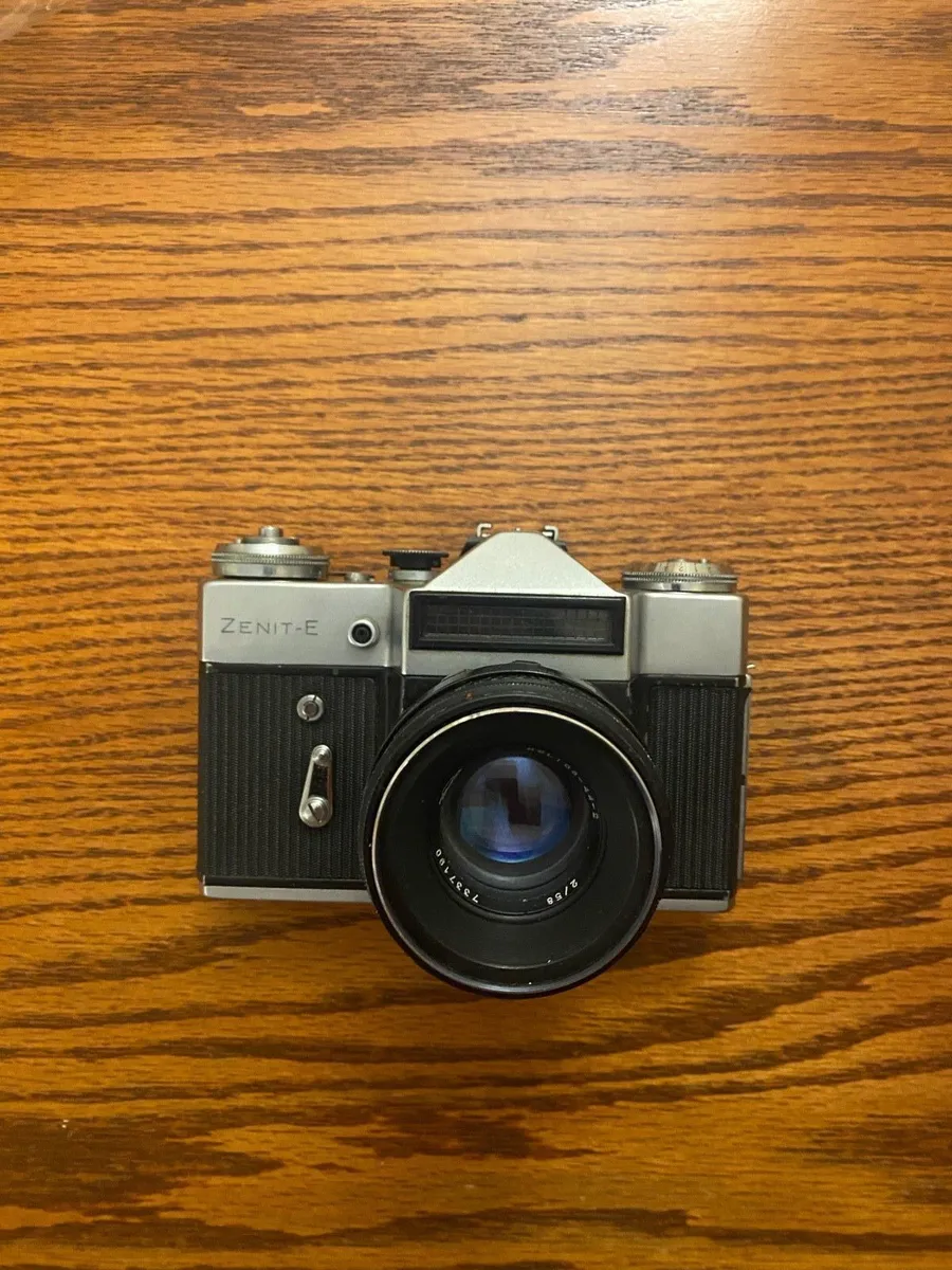 Vintage Zenit E 35mm Film Camera - Image 1