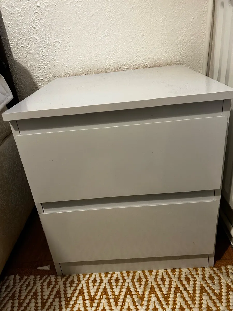 Two white lockers - Image 1