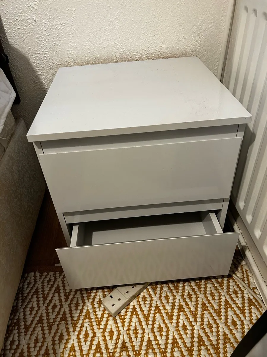 Two white lockers - Image 2