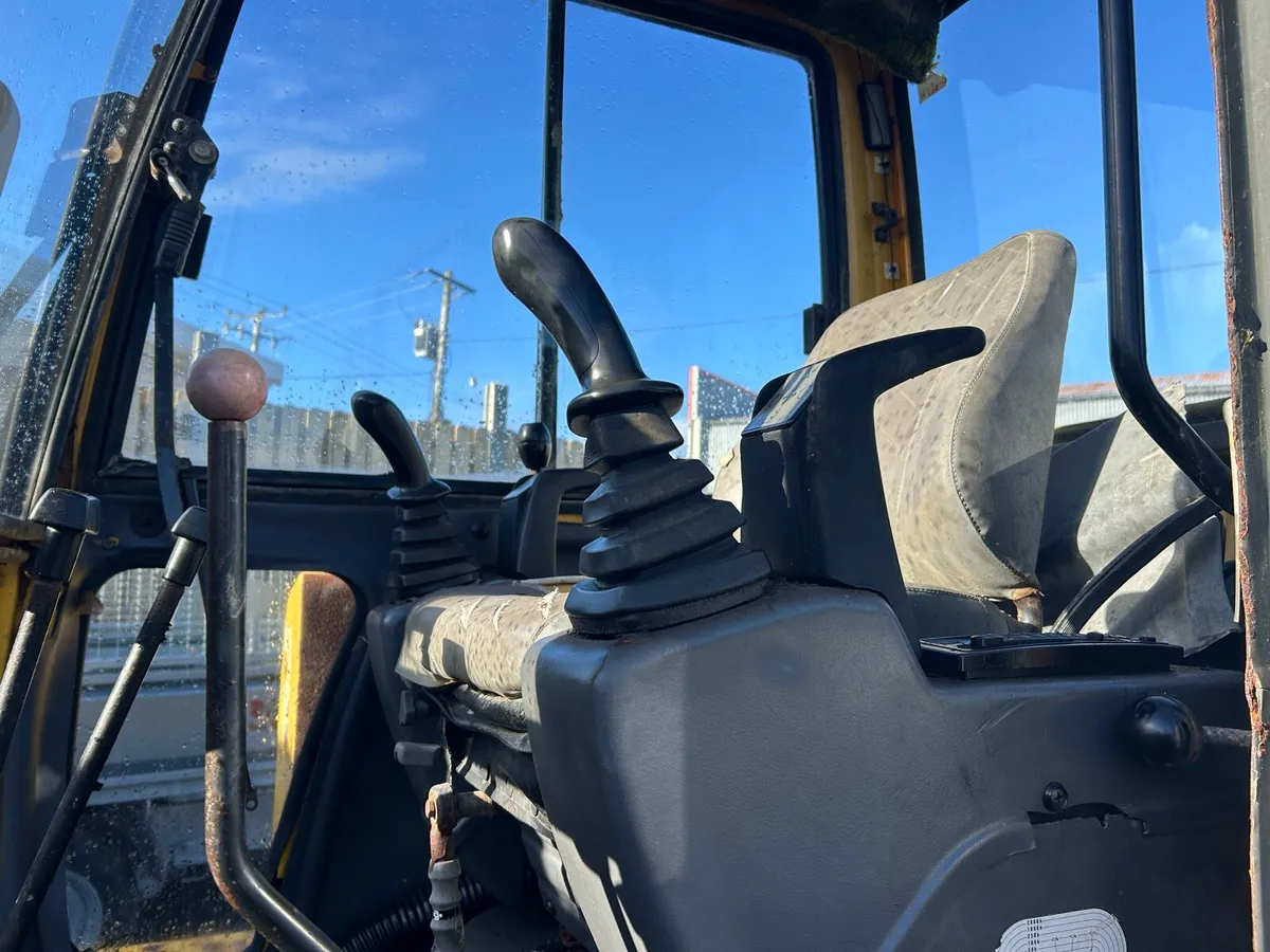 Komatsu 2.8 ton digger - Image 4