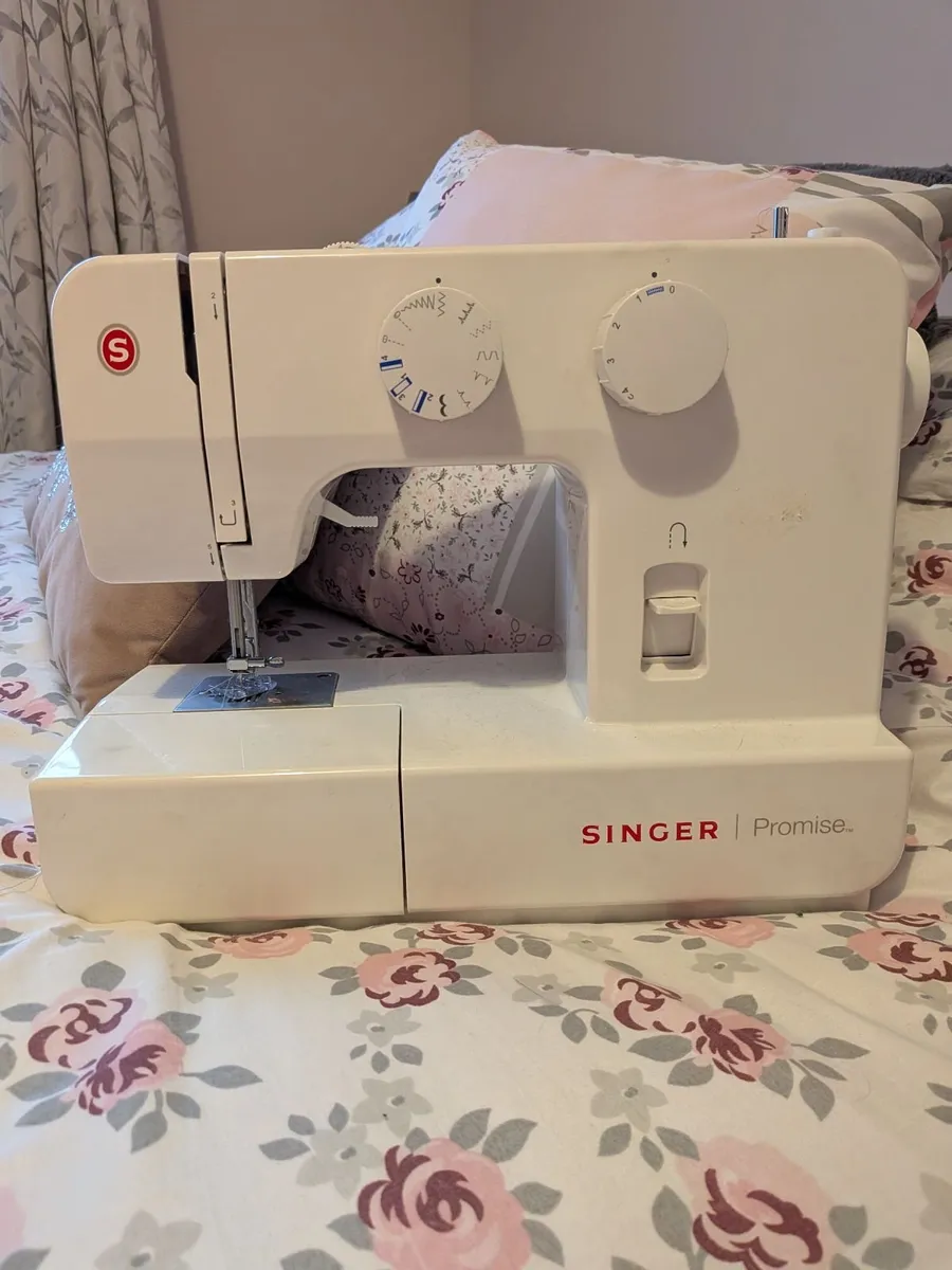 singer Sewing machine - Image 1