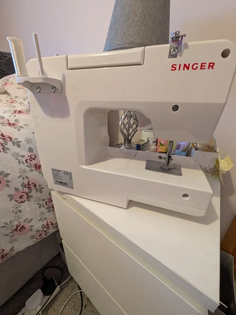 singer Sewing machine - Image 2