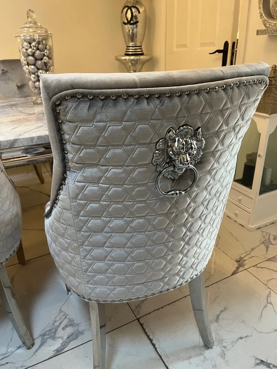 Table and chairs - Image 1