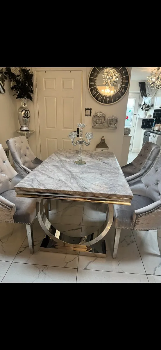 Table and chairs - Image 3