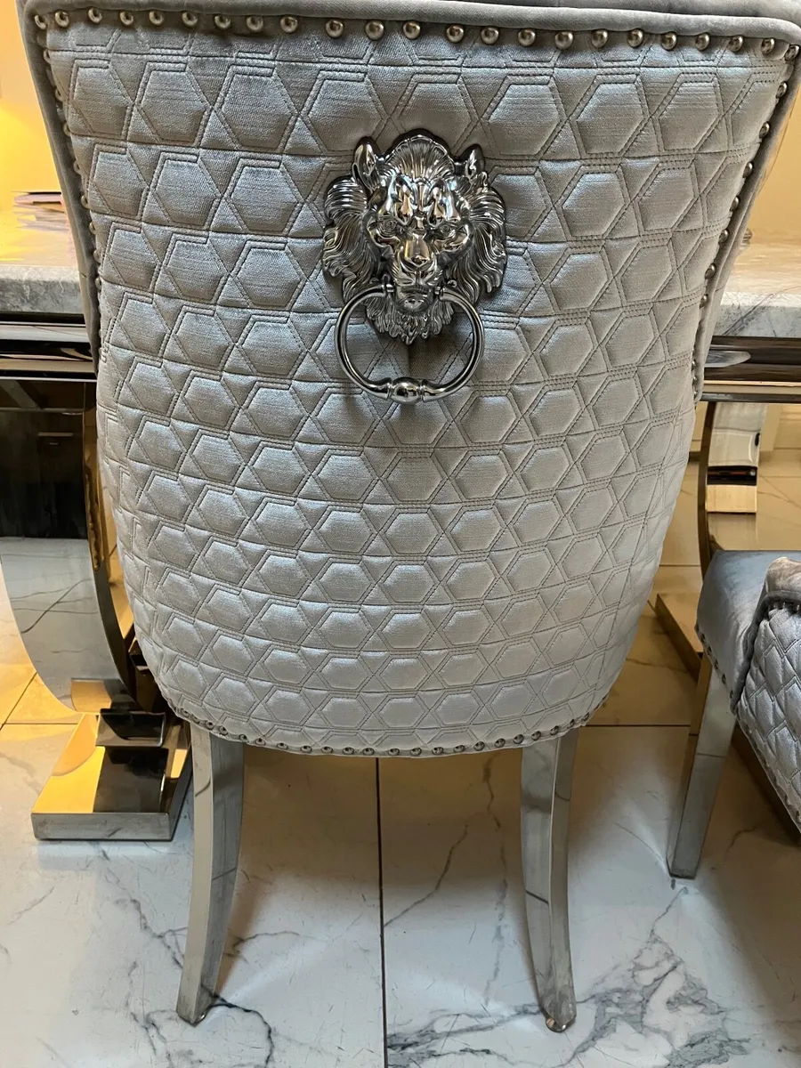 Table and chairs - Image 4