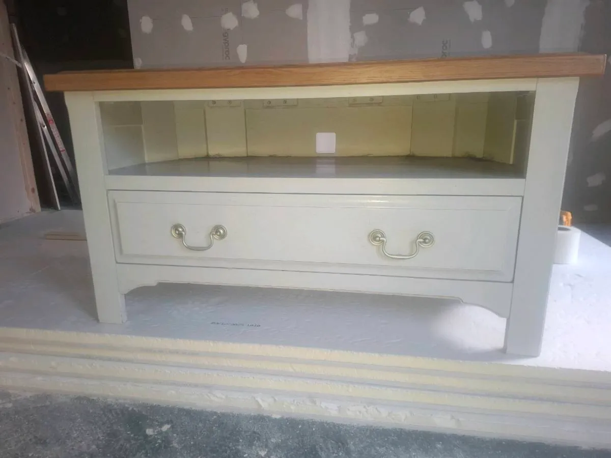 Oakwood tv stand - Image 1