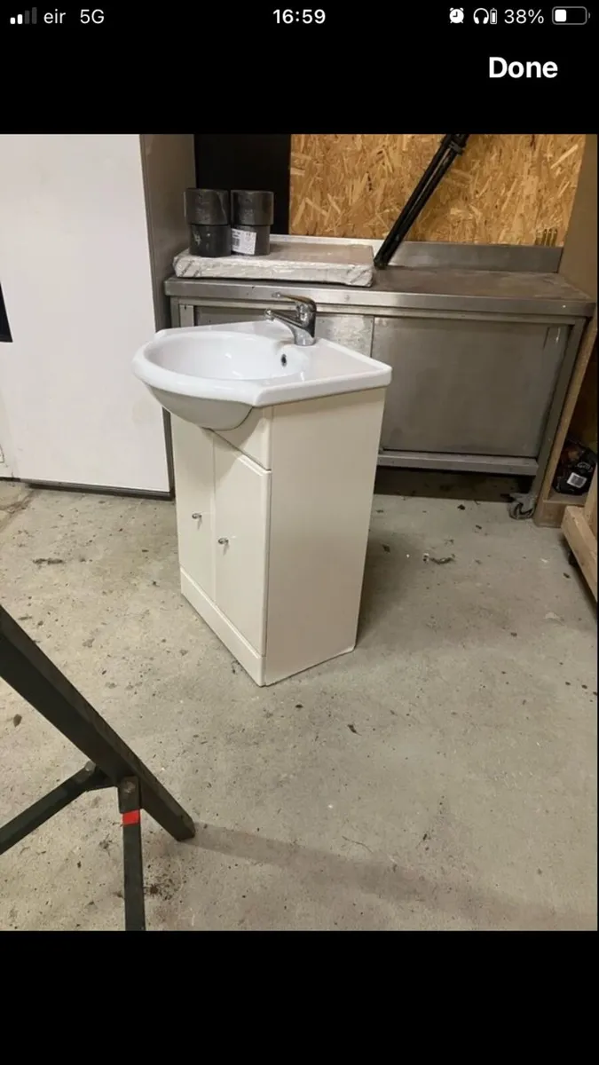 Bathroom vanity unit - Image 1