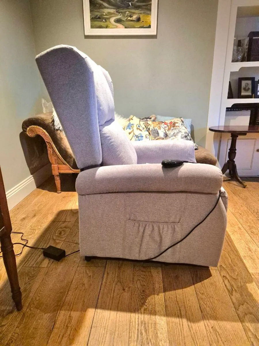 Electric recliner/riser fabric armchair - Image 2