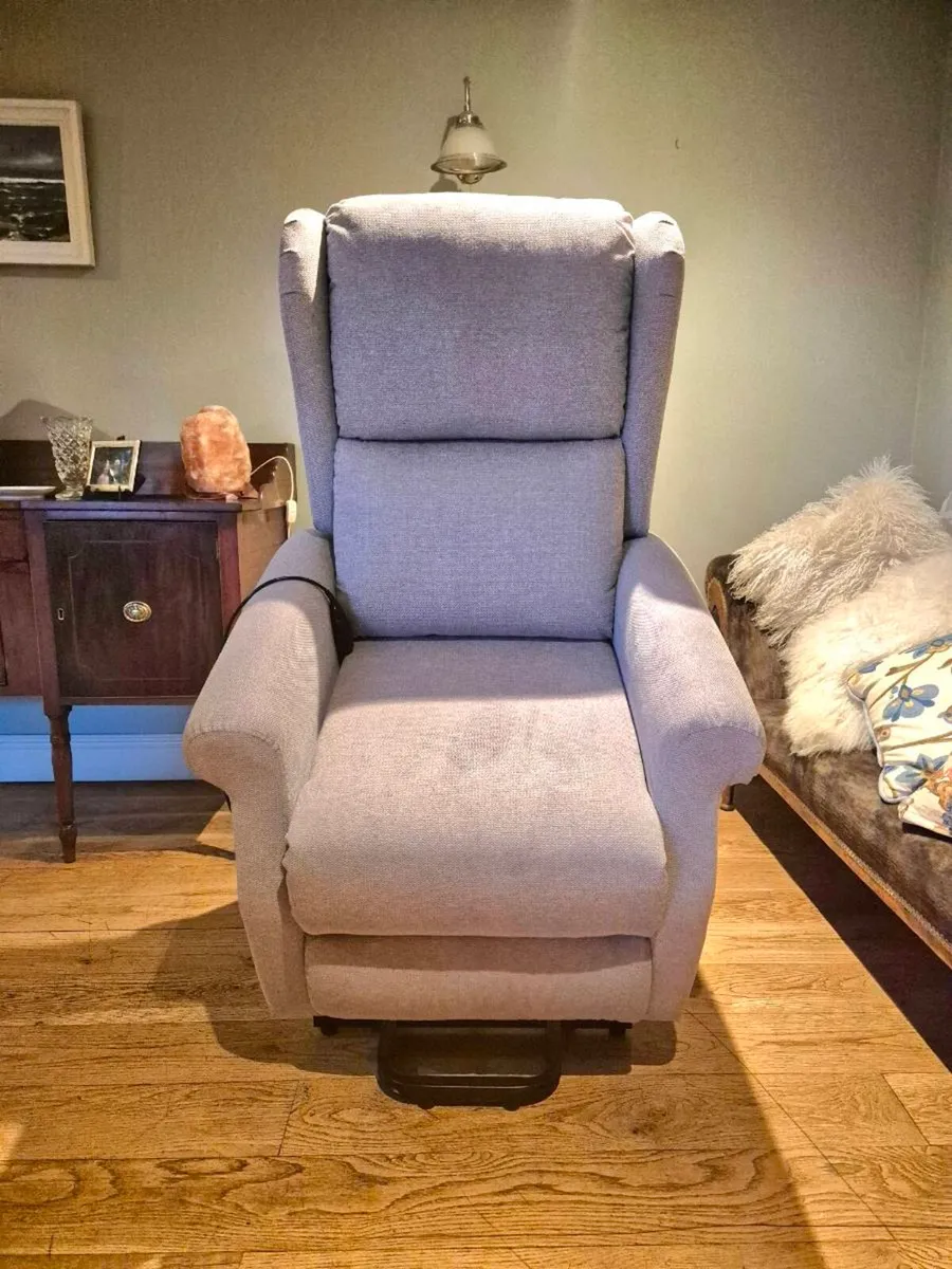 Electric recliner/riser fabric armchair - Image 4