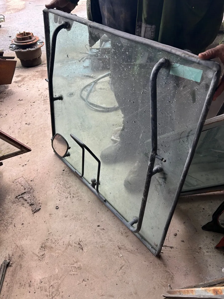 Massey Ferguson 3000 Series Rear Window - Image 2