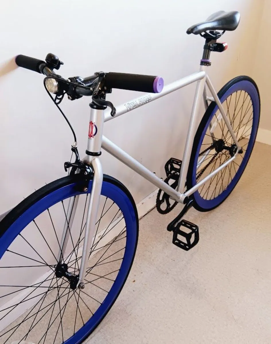 Large vital fixie road bike + lock - Image 2