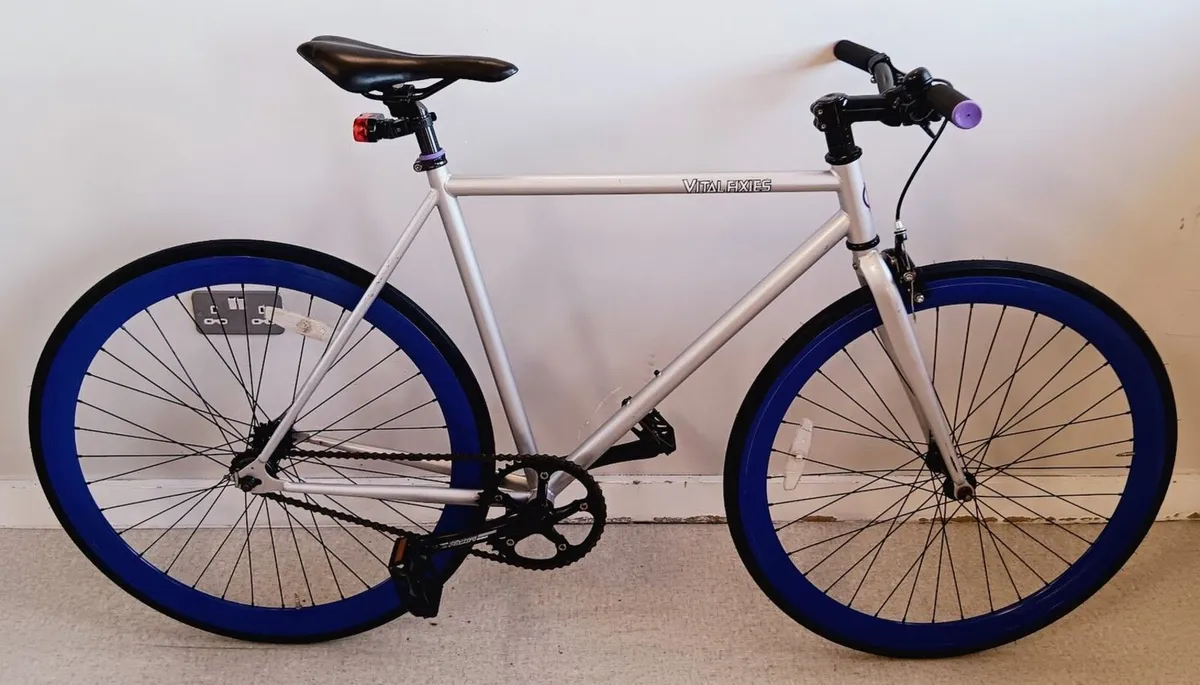 Large vital fixie road bike + lock - Image 3