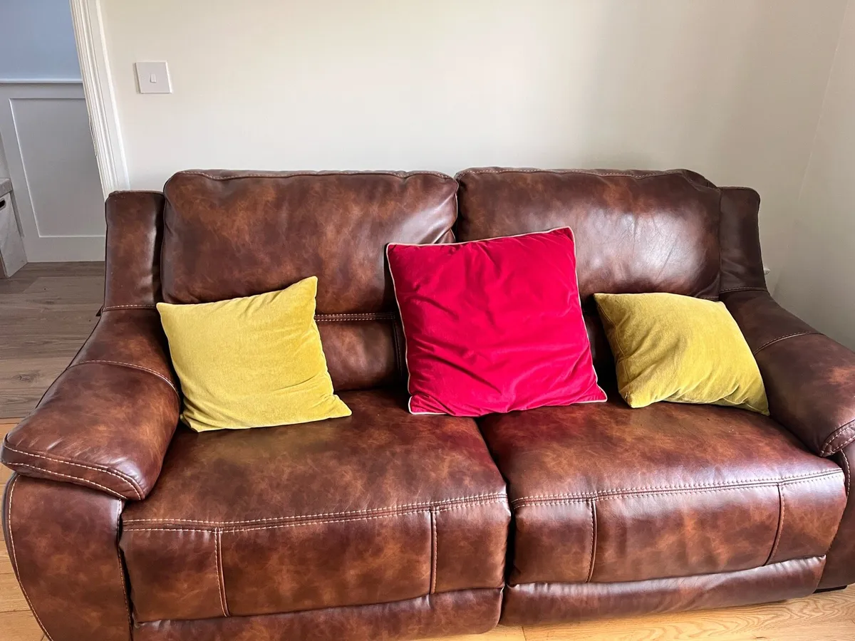 Leather recliner couches - Image 1