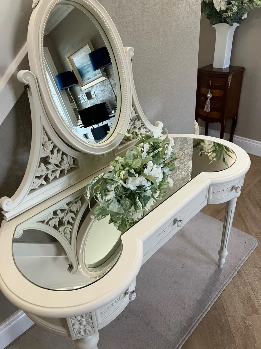 Dressing table - Image 1