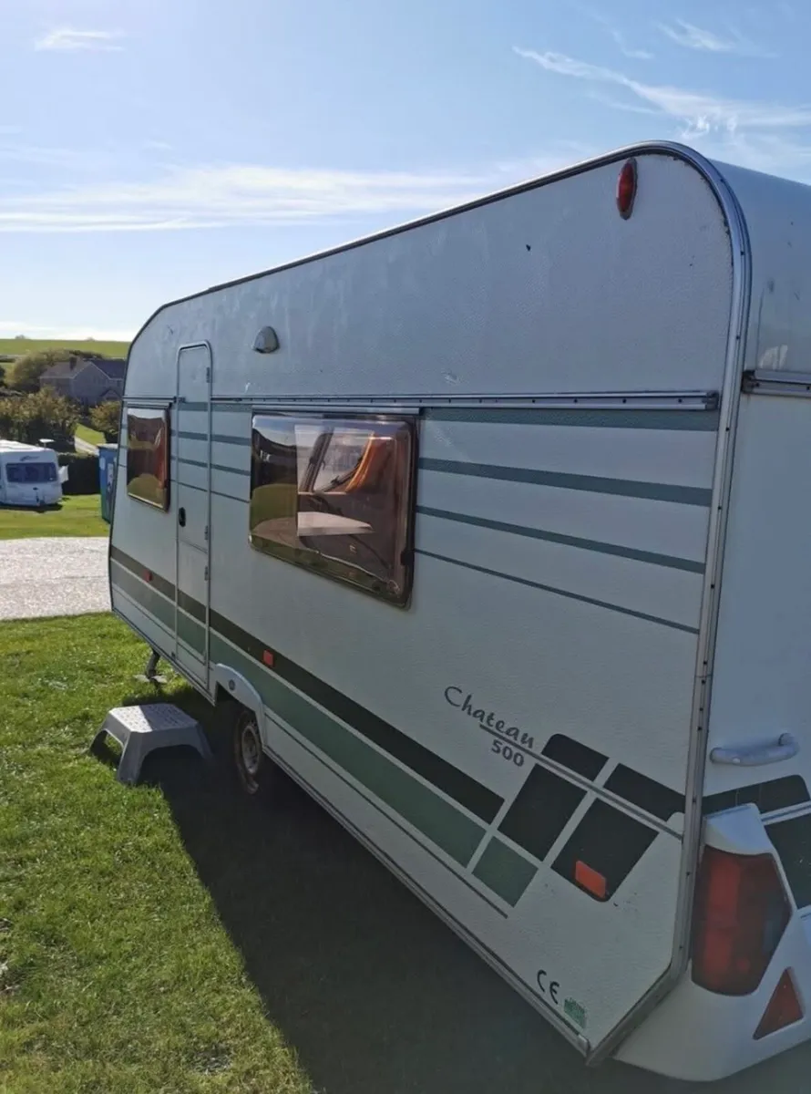 5/6 BERTH LUNAR WITH FIXED BUNK BEDS - Image 2