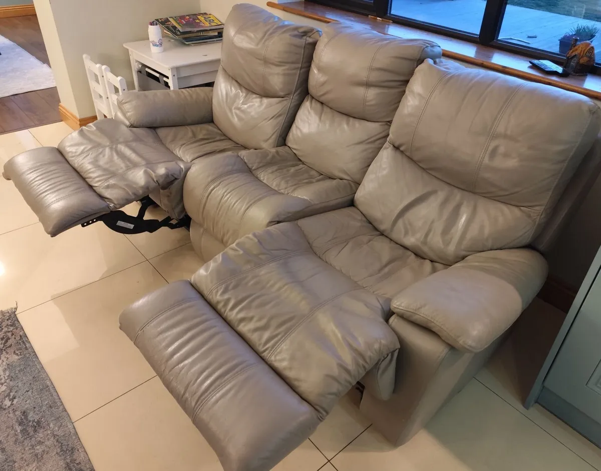 Leather 3 seater Couch - Image 4