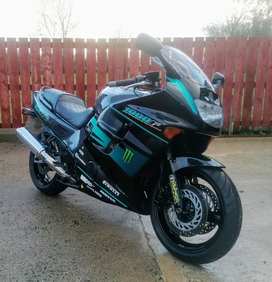 1994 Honda CBR1000F in excellent condition - Image 1