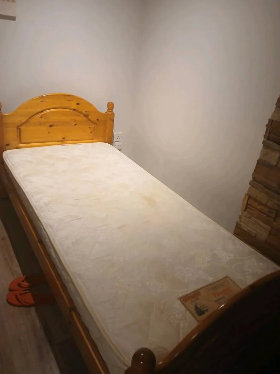 Single bed and mattress - Image 1